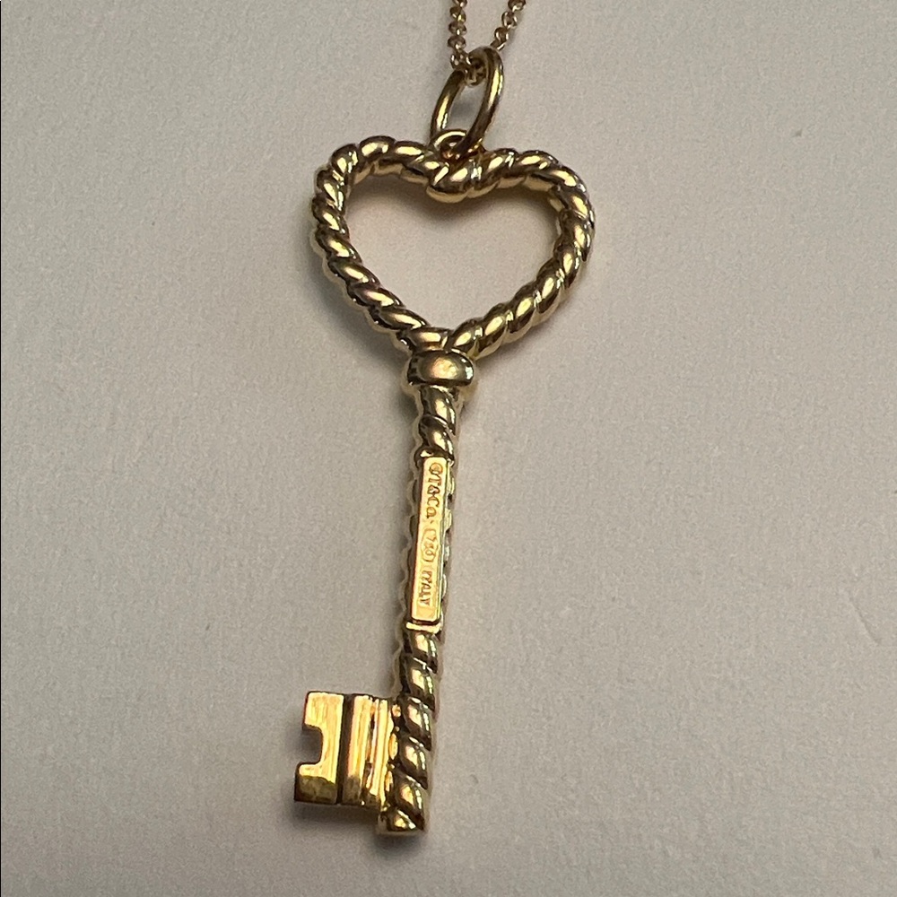 TIFFANY & CO 18k Yellow Gold Heart Twist Key Pendant Necklace